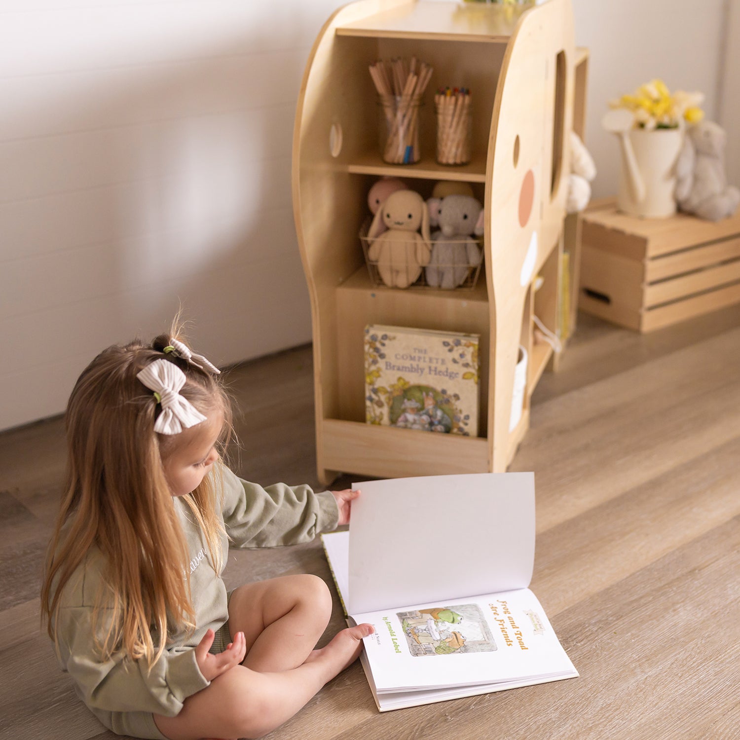 Montessori Bookshelf with Elephant Shape
