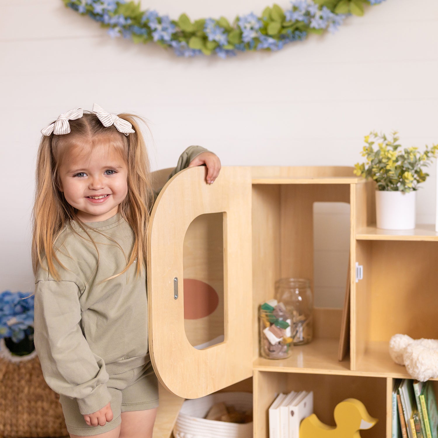 Montessori Bookshelf with Elephant Shape